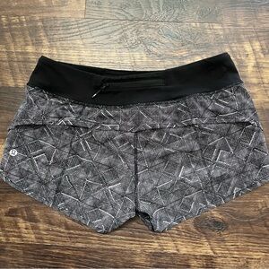 Lululemon Athletica w7AFS speed up 2.5” black white geometric running shorts 6